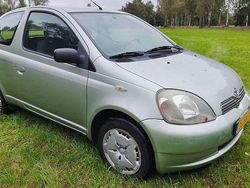 Grijs Gebruikt 2001 Toyota Yaris Luna Hatchback | € 899 (Goede deal)