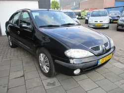 Zwart Gebruikt 2000 Renault Mégane Sedan | € 1.250