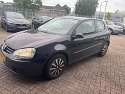 Zwart, metallic lak Gebruikt 2005 VW Golf IV Hatchback | € 1.250 (Goede deal)