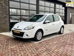 Wit (metallic) Gebruikt 2010 Renault Clio II Collection Hatchback | € 4.450 (Iets duurder)
