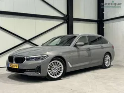 Grijs, metallic lak Gebruikt 2022 BMW 520 Comfort Edition Stationwagen | € 34.440 (Super prijs)