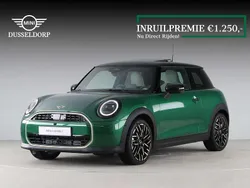 Groen Nieuw 2025 Mini Cooper Favoured Hatchback | € 44.382 (Eerlijke prijs)