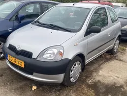 Grijs, metallic lak Gebruikt 2002 Toyota Yaris Hatchback | € 2.000 (Iets duurder)