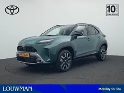 Forest green metallic / zwart dak (groen metallic) Gebruikt 2025 Toyota Yaris Cross Executive SUV | € 37.945