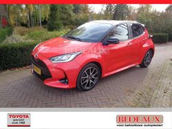 Rood (metallic) Gebruikt 2020 Toyota Yaris Hybrid Style Hatchback | € 19.950 (Duur)