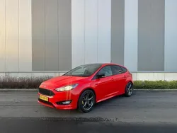Rood Gebruikt 2017 Ford Focus ST-Line Hatchback | € 13.900 (Eerlijke prijs)