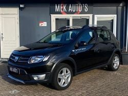 Zwart (metallic) Gebruikt 2014 Dacia Sandero Lauréate Hatchback | € 5.944 (Eerlijke prijs)