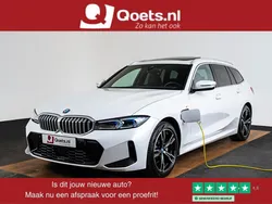 Wit, metallic lak Gebruikt 2023 BMW 330e M Sport Stationwagen | € 44.950 (Super prijs)