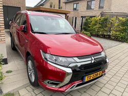 Rood (metallic) Gebruikt 2018 Mitsubishi Outlander P-HEV Instyle SUV | € 17.500 (Goede deal)