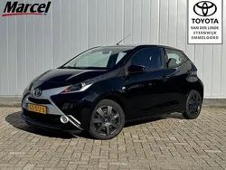 Zwart Gebruikt 2015 Toyota Aygo X-play Hatchback | € 7.750 (Eerlijke prijs)