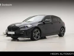 Zwart, metallic lak Gebruikt 2023 BMW 118 Comfort Edition Hatchback | € 32.895 (Iets duurder)