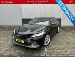 Zwart, metallic lak Gebruikt 2020 Toyota Camry Executive Sedan | € 29.250 (Eerlijke prijs)