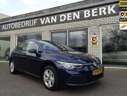 Blauw, metallic lak Gebruikt 2021 VW Golf VIII Life Hatchback | € 21.900 (Goede deal)