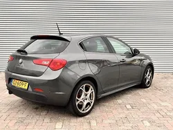 Grijs, metallic lak Gebruikt 2015 Alfa Romeo Giulietta Exclusive Hatchback | € 5.248 (Eerlijke prijs)
