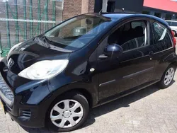Zwart, metallic lak Gebruikt 2010 Peugeot 107 Hatchback | € 2.999 (Eerlijke prijs)