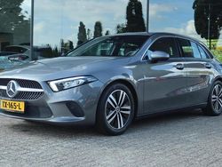 Grijs, metallic lak Gebruikt 2018 Mercedes A180 Premium Hatchback | € 19.900 (Eerlijke prijs)