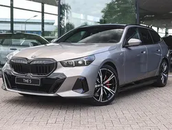 Grijs Nieuw 2025 BMW 530e Executive Stationwagen | € 86.462 (Goede deal)