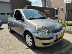 Grijs Gebruikt 2003 Toyota Yaris Hatchback | € 2.299 (Eerlijke prijs)