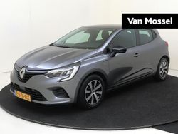 Grijs Gebruikt 2023 Renault Clio V Equilibre Hatchback | € 16.935 (Eerlijke prijs)