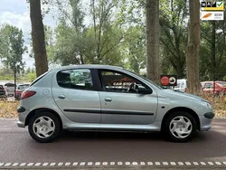 Grijs, metallic lak Gebruikt 2003 Peugeot 206 Hatchback | € 1.599 (Eerlijke prijs)