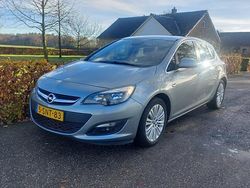Grijs (metallic) Gebruikt 2013 Opel Astra Design Edition Hatchback | € 3.450 (Eerlijke prijs)
