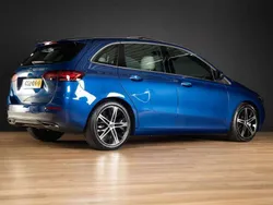 Blauw, metallic lak Gebruikt 2024 Mercedes B180 Luxury MPV | € 43.950