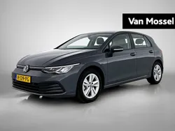 Grijs Gebruikt 2022 VW Golf VIII Life Hatchback | € 21.900 (Eerlijke prijs)