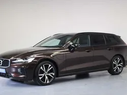 Bruin, metallic lak Gebruikt 2020 Volvo V60 R-Design Stationwagen | € 30.450 (Goede deal)