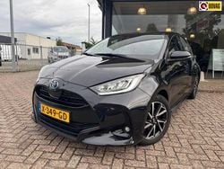 Zwart Gebruikt 2023 Toyota Yaris Hybrid Hatchback | € 22.495 (Eerlijke prijs)