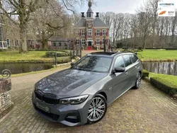Grijs, metallic lak Gebruikt 2021 BMW 330e M Sport Stationwagen | € 34.888 (Iets duurder)