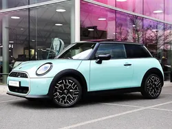 Groen Nieuw 2025 Mini Cooper Favoured Hatchback | € 42.250 (Eerlijke prijs)