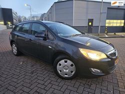 Zwart, metallic lak Gebruikt 2013 Opel Astra Design Edition Stationwagen | € 3.550 (Goede deal)