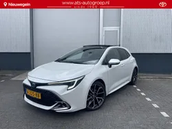 Wit Gebruikt 2023 Toyota Corolla Hybrid Executive Hatchback | € 29.500 (Eerlijke prijs)