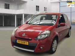 Rood, metallic lak Gebruikt 2012 Renault Clio IV Collection Hatchback | € 3.850 (Iets duurder)