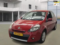 Rood, metallic lak Gebruikt 2012 Renault Clio IV Collection Hatchback | € 3.850 (Eerlijke prijs)