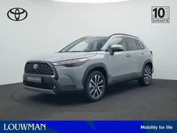 Grijs, metallic lak Nieuw 2025 Toyota Corolla Cross Style SUV | € 43.390 (Eerlijke prijs)