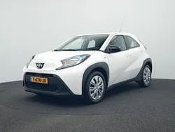 Wit Gebruikt 2023 Toyota Aygo Play Hatchback | € 15.400 (Eerlijke prijs)