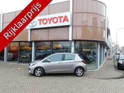 Bruin, metallic lak Gebruikt 2015 Toyota Yaris Hatchback | € 11.900 (Eerlijke prijs)