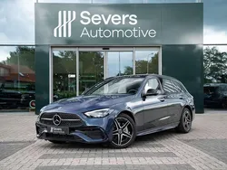 Blauw, metallic lak Gebruikt 2024 Mercedes C300e AMG line Stationwagen | € 49.988 (Goede deal)