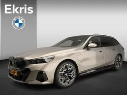 Oxidgrau metallic (grijs metallic) Gebruikt 2024 BMW 530e Comfort Edition Stationwagen | € 69.900