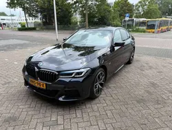 Zwart Gebruikt 2022 BMW 530e M Sport Sedan | € 46.200 (Eerlijke prijs)