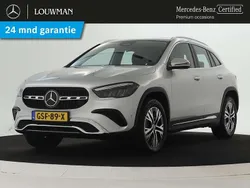 Iridiumzilver metaalkleur (licht grijs metallic) Gebruikt 2023 Mercedes GLA250 SUV | € 41.750 (Eerlijke prijs)