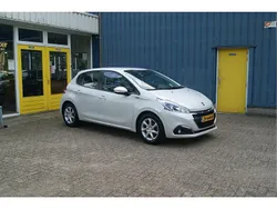 Wit Gebruikt 2019 Peugeot 208 Signature Sky Hatchback | € 9.950 (Eerlijke prijs)