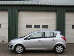 Grijs, metallic lak Gebruikt 2013 Opel Corsa Selection Hatchback | € 5.250 (Eerlijke prijs)