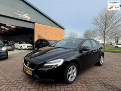 Zwart, metallic lak Gebruikt 2018 Volvo V40 Inscription Stationwagen | € 14.999 (Eerlijke prijs)