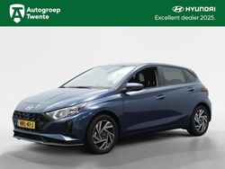 Vibrant blue (blauw metallic) Gebruikt 2025 Hyundai i20 Comfort Hatchback | € 26.950 (Duur)