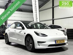Wit (metallic) Gebruikt 2021 Tesla Model 3 Standard Range Sedan | € 21.695 (Eerlijke prijs)