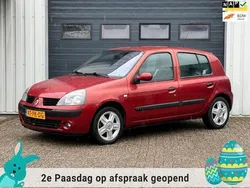 Rood Gebruikt 2004 Renault Clio II Dynamique Hatchback | € 2.250 (Eerlijke prijs)