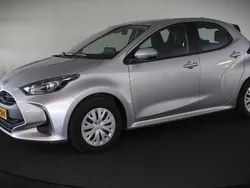 Grijs Gebruikt 2024 Toyota Yaris Hybrid Comfort Hatchback | € 23.500 (Eerlijke prijs)