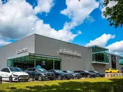 Zwart, metallic lak Gebruikt 2025 Mercedes C300 Business Stationwagen | € 55.900 (Goede deal)